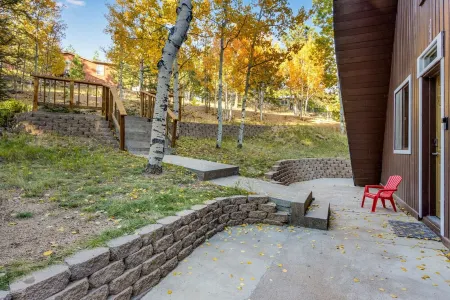 Woodland Park Cabin Getaway: Mtn Views, Scenic Charm, Clouds & Hot Tub Retreat Отели в г. Теллер Каунти