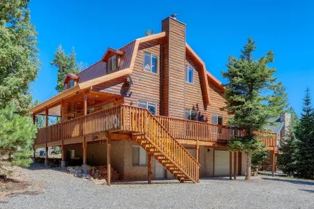 Mountain retreat in Duck Creek. Prime location.