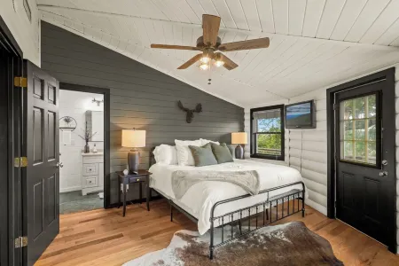 Hot tub! Bunks! Fireplace! Close to Downtown Boone and Skiing! Dog Friendly!