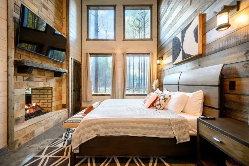 Luxury modern country couples retreat. Private back porch with hot tub!