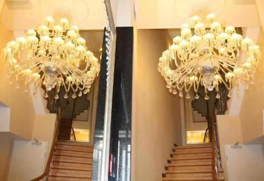 [엑스포 호텔의 깔끔하게 정돈된 객실 내부]