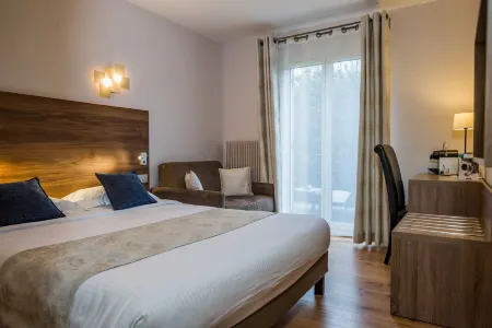 Logis Hotel le Petit Casset Отели в г. Сен-Морис-де-Бено