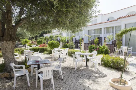 Eliofos Elegant Maisonettes Отели рядом с достопримечательностью «Latchi Yachting»