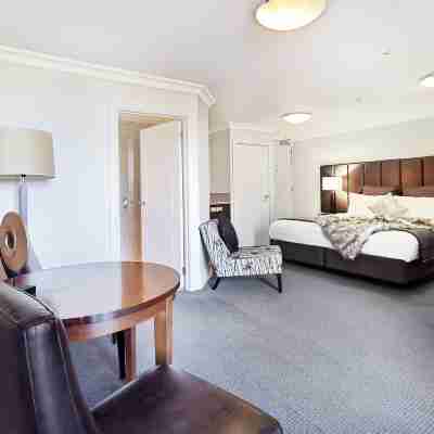 Modern Spacious Town Center Unit with Lake View Rooms