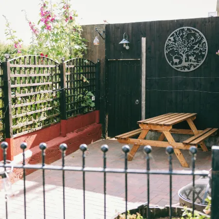1 Bed Sleeps 3 Free Parking Pets Allowed