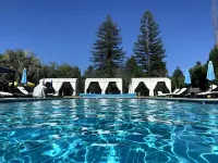 Surrey Resort - Pool