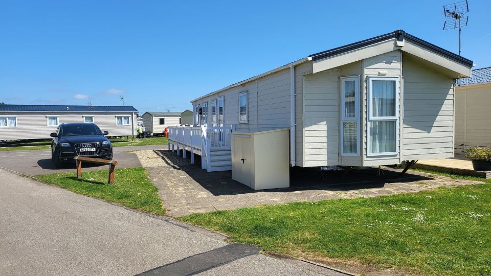 2Br-Sleeps6-Fireplace-Parking-Patio-Seaside