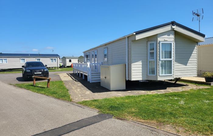 2Br-Sleeps6-Fireplace-Parking-Patio-Seaside