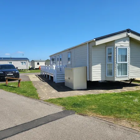 2Br-Sleeps6-Fireplace-Parking-Patio-Seaside