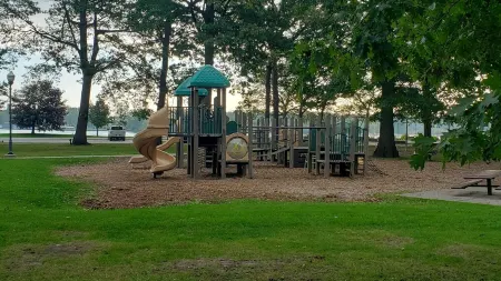 Historic 1875 Victorian-Pear Tree Manor - close to downtown, Lake Huron, & river Отели в г. Порт-Гурон