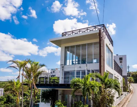 E-Horizon Resort Condominium Yomitan Отели рядом с достопримечательностью «Senaha Beach»