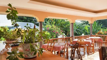 Bernique Guesthouse Отели рядом с достопримечательностью «Анс Саурс Дарджент»