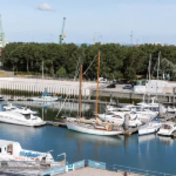 أبارتمنت ويذ فيو أوف ذا بورت أوف زيبروج