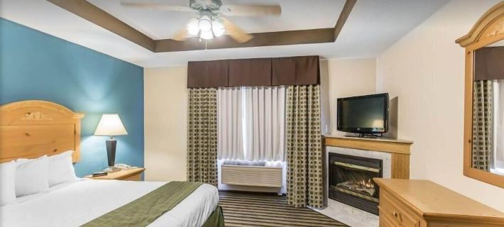 American Inn and Suites Hotels in Dubuque County