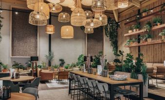 Restyled Holiday Home with Fireplace Near Beach