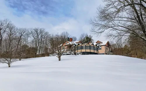 Apple Tree Inn فنادق في Lenox