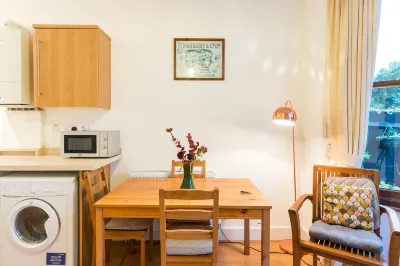 뉴 스타일리시 1 베드룸 플랫 위스 가든 런던 캣포드 주변 호텔