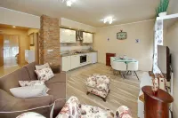 Few Steps from the Center - New and Modern Apartment for 4 Persons - جاكوزي
