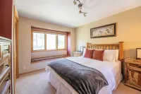 Sunriver by AvantStay Cozy Mountain Home w Indoor Pool and Hot Tub