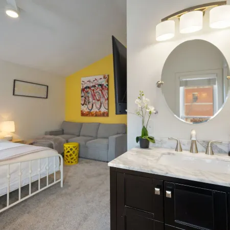 Pine Street Loft – Steps from Old Town Square!