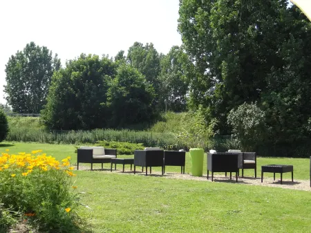 Brit Hotel Rouen Sud Val de Reuil Отели рядом с достопримечательностью «Museum of Louviers»