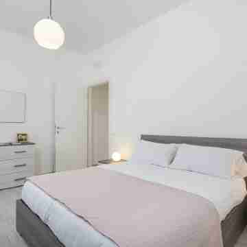 Contemporary Apartment in Sturla by Wonderful Italy Rooms