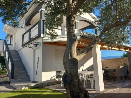 Apartment with a Pool, Mountainview, Near the Sea!