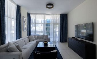 Large Modern 1-Bedroom in Bay Square 9