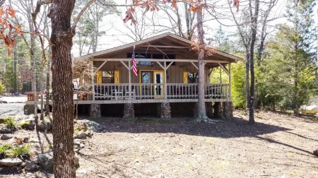 “The Sugarloaf Mountain Cabin” A Charming Lakefront Escape!!