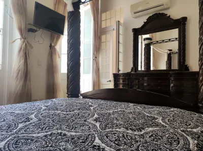 Spacious apartment with free wifi and view of San Francisco Square