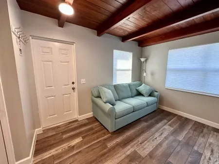 Cottage 31: Hibiscus Hut - Waterfront Lodging in Downtown Tavares, FL