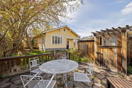 2nd St Lodge: Salt Water Spa, Steps to River & DT Bend Отели рядом с достопримечательностью «Государственный университет Орегон в Каскейдс»