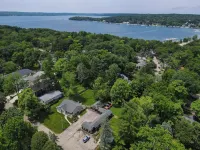 “Pet-Friendly Geneva Lake Cabins – Fire Pit, Private Units, Walk to Lakefront” Hotels in Williams Bay