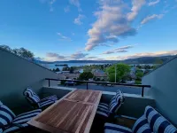 *Cascades 15 - Amazing Lake Views w Balcony's | Spa Bath | Split-Level | WiFi*