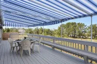 Private Association Beaches Access and Spacious Deck - Charming Beach Haven