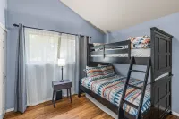 Scenic Mountain Retreat - WiFi, Fireplace, Stunning Views Hotel di Sunriver