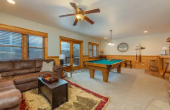 Mountain Escape with Hot Tub and Game Room - Cozy and Inviting Retreat