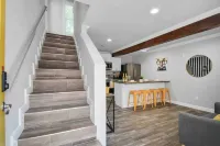 Stylish Oasis with City Views and Luxury Amenities - Unique Retreat