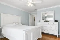 Gulf Front Views and Community Sun Deck - Spacious Beachside Retreat