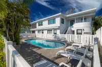 Private Entrance and Shared Pool Access - Charming Island Retreat