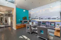 Stylish Space with Pool and Spa Amenities - Luxurious Retreat Hôtels à : Grandview Heights