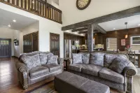 Stunning Lakefront Villa with Pools and Views - Exquisite Family Retreat Hotels in Pine A Township