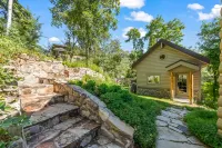 Secluded Haven - Hot Tub, WiFi, Views, Forested, Quiet