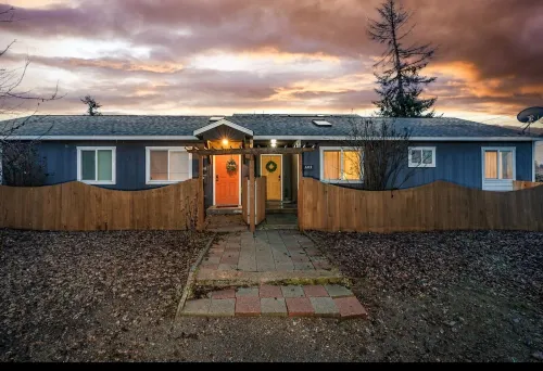 Charming 2-bedroom house in Spokane with WiFi and AC 스포캔 호텔