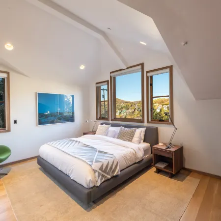 Walk to skiing and Main, Spectacular Old Town 4br Modern Home, Hot Tub, Fireplace, Outdoor firepit