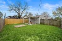 Private Backyard and Covered Patio - Cozy Charming Retreat Отели рядом с достопримечательностью «Шоппинг-центр Уиллоукрик»