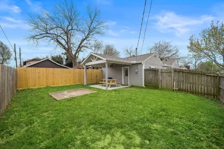 Private Backyard and Covered Patio - Cozy Charming Retreat Отели рядом с достопримечательностью «Baytown Wetlands Center»