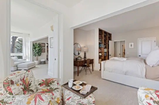 Ocean View Balcony and Elegant Design - Exquisite Coastal Sanctuary