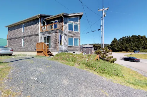 Oceanview home with hot tub and great location - near the port and beach access Hotels in Port Orford