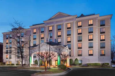 Holiday Inn & Suites Raleigh-Cary (I-40 @Walnut St) Hôtels à : Cary